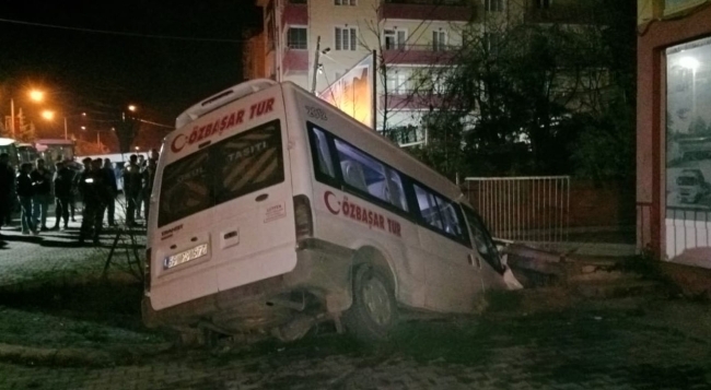 Samsun'da otomobil ile minibüs çarpıştı: 6 yaralı