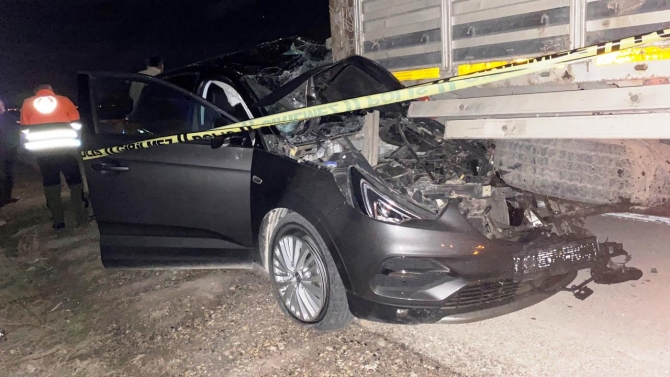 Konya'da otomobil tırın altına girdi: 2 yaralı