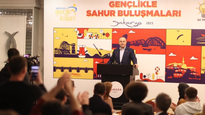 Bakan Çavuşoğlu Sakarya'da gençlerle sahur yaptı