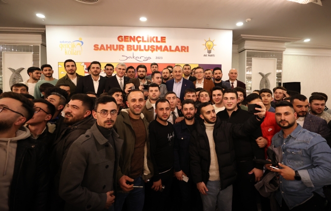 Bakan Çavuşoğlu Sakarya'da gençlerle sahur yaptı
