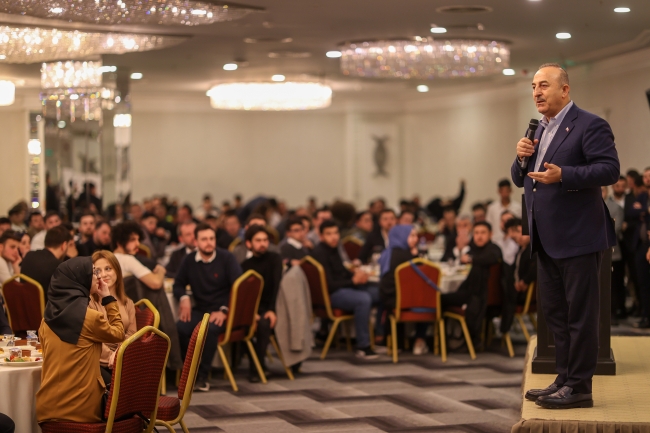 Bakan Çavuşoğlu Sakarya'da gençlerle sahur yaptı