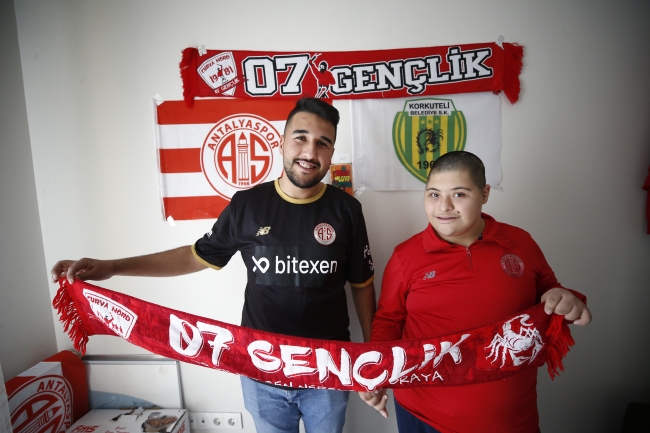 Down sendromlu Gültekin'in kalbi "Antalyaspor" ile atıyor