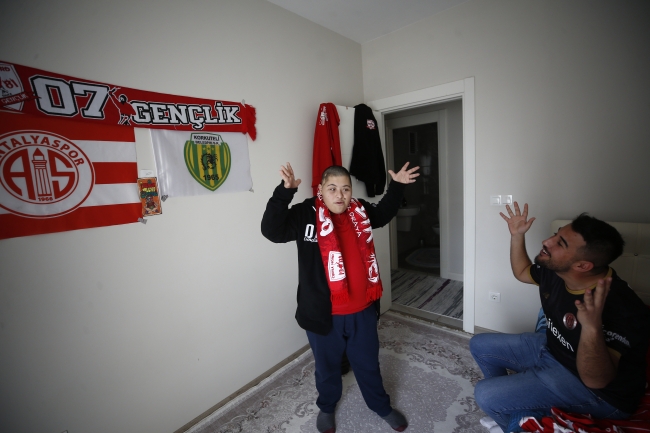Down sendromlu Gültekin'in kalbi "Antalyaspor" ile atıyor
