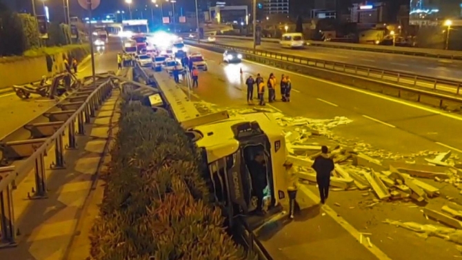 Mermer yüklü tır D-100 Karayolu'na düştü: 1 yaralı