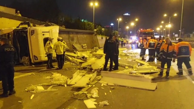 Mermer yüklü tır D-100 Karayolu'na düştü: 1 yaralı