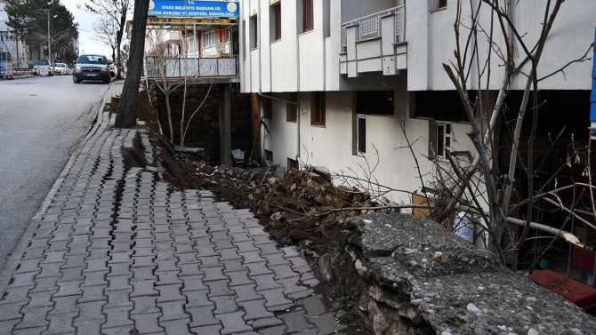 Sivas'ta 12 metrelik istinat duvarı çöktü