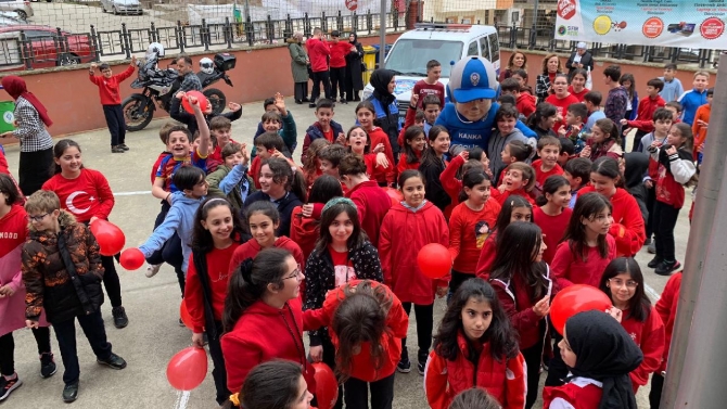 Rize'de kırmızı balonlar otizm farkındalığı için havalandı