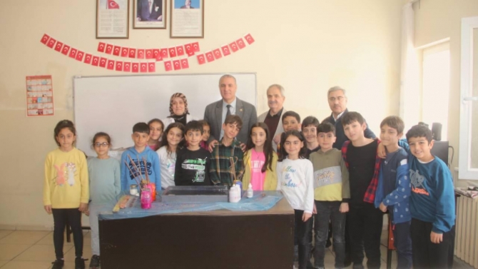 Elazığ'da çocuklar ebru sanatı ile tanıştı