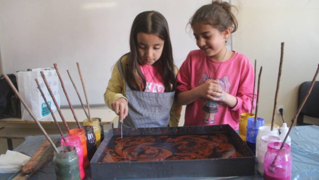 Elazığ'da çocuklar ebru sanatı ile tanıştı