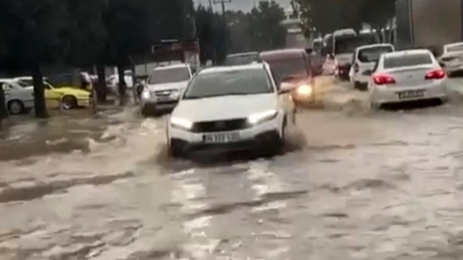 İzmir'de sağanak caddeleri göle çevirdi