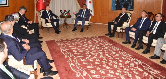 Başbakan Üstel,Fuat Oktay başkanlığındaki TBMM Dışişleri Komisyonu heyetini kabul etti