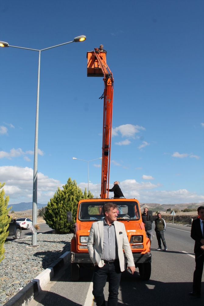 Arıklı, Güzelyurt’ta devam eden yol aydınlatma bakım onarım çalışmalarını yerinde inceledi