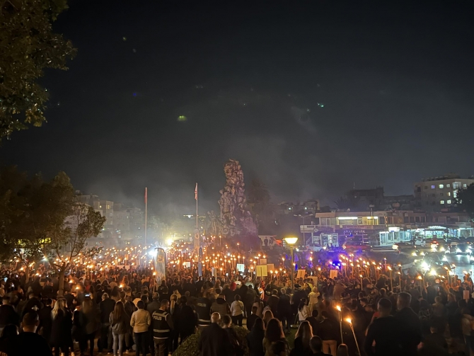 ‘Meleklerin Şehri’ meşalelerle aydınlandı.. “İsias Ortak Davamız” diyen binlerce kişi adalet talebiyle yürüdü…