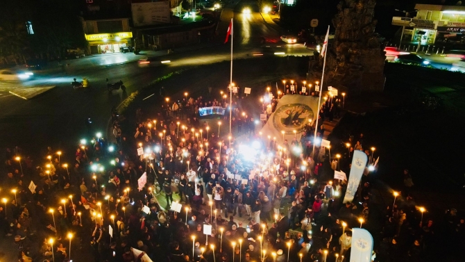 ‘Meleklerin Şehri’ meşalelerle aydınlandı.. “İsias Ortak Davamız” diyen binlerce kişi adalet talebiyle yürüdü…