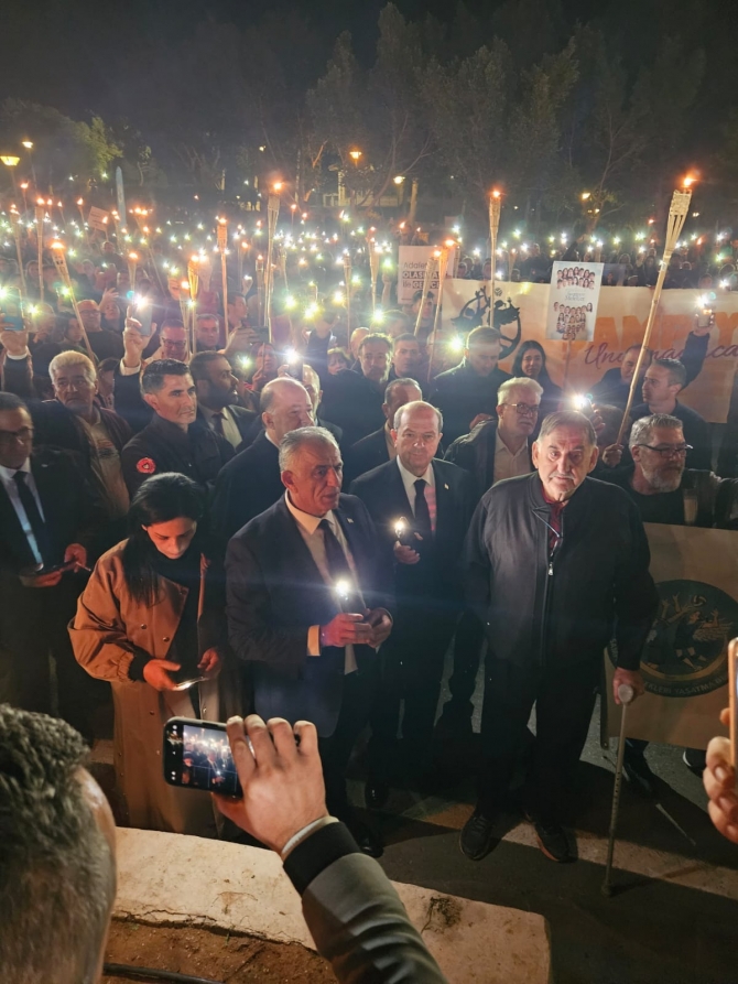 ‘Meleklerin Şehri’ meşalelerle aydınlandı.. “İsias Ortak Davamız” diyen binlerce kişi adalet talebiyle yürüdü…