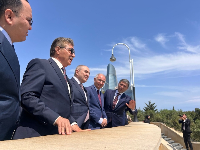 Başbakan Üstel Azerbaycan’da… Aliyev Anıt Mezarı’nı, Türk ve Azerbaycan şehitliklerini ziyaret etti