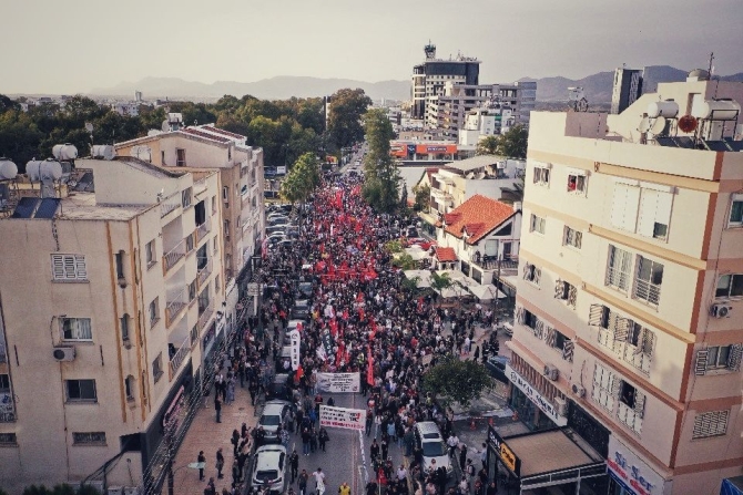 Öğretmen Sendikaları Lefkoşa Şehitler Anıtı önünde 40 örgütün desteğiyle eylem yaptı