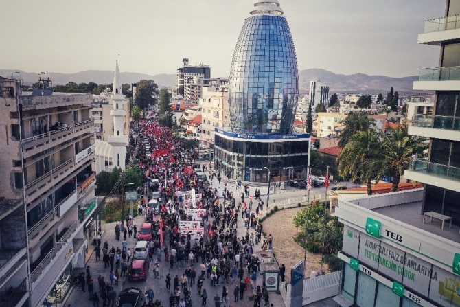 Öğretmen Sendikaları Lefkoşa Şehitler Anıtı önünde 40 örgütün desteğiyle eylem yaptı