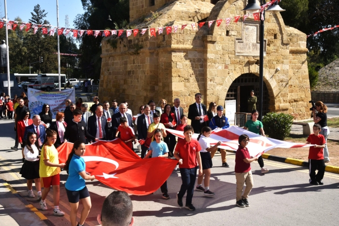 23 Nisan Ulusal Egemenlik ve Çocuk Bayramı kutlamaları çerçevesinde Lefkoşa’da kortej düzenlendi