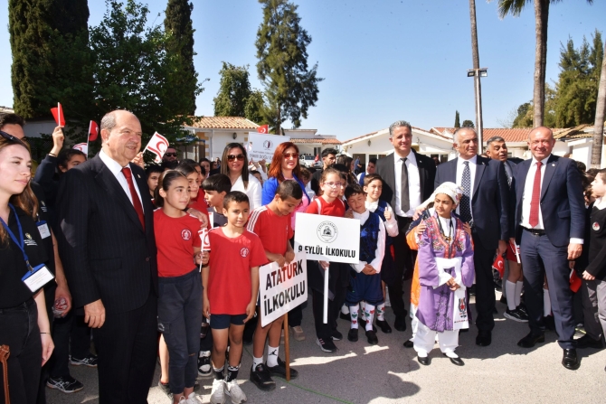 23 Nisan Ulusal Egemenlik ve Çocuk Bayramı kutlamaları çerçevesinde Lefkoşa’da kortej düzenlendi