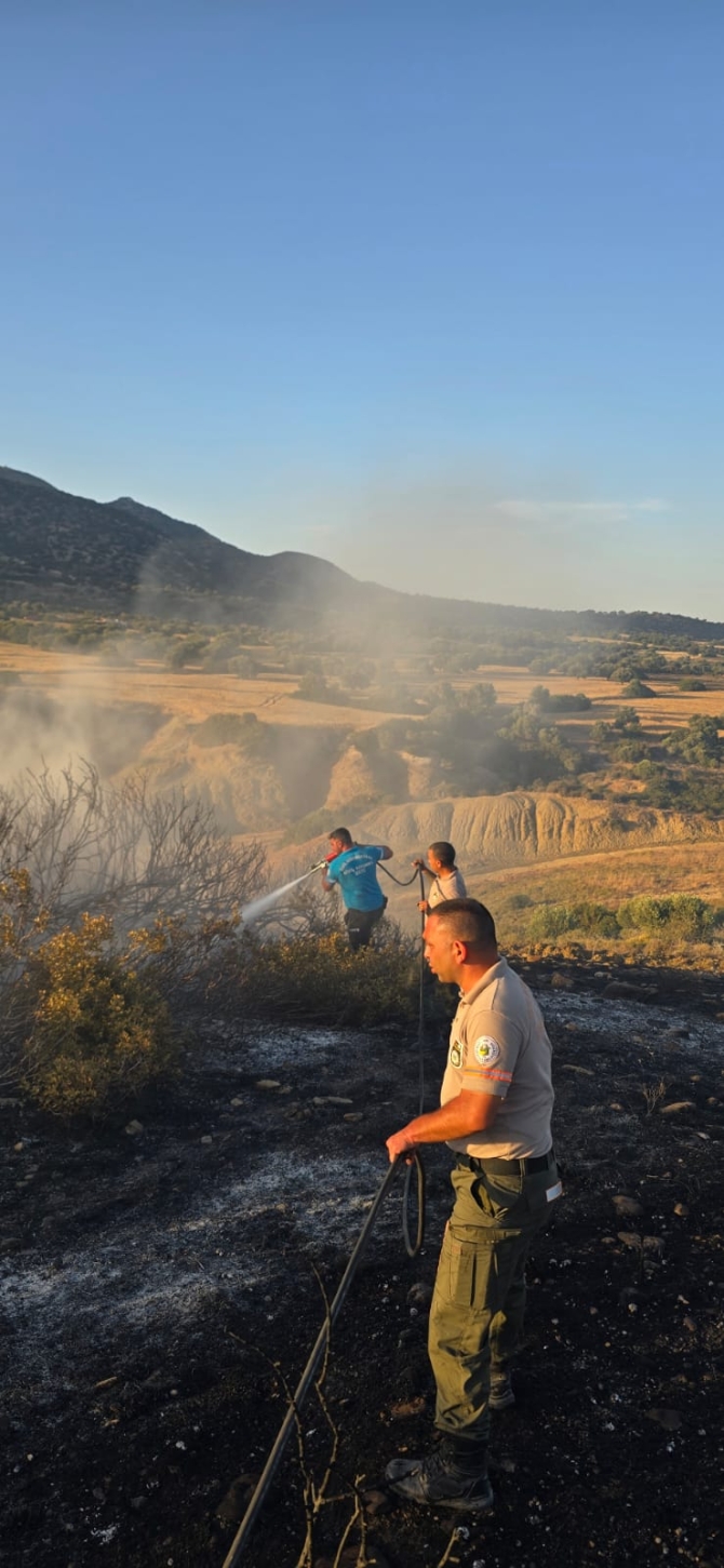 Avtepe-Kuruova köyleri arasında çıkan yangın kontrol altına alındı, Sivil Savunma ekipleri soğutma çalışması yapıyor
