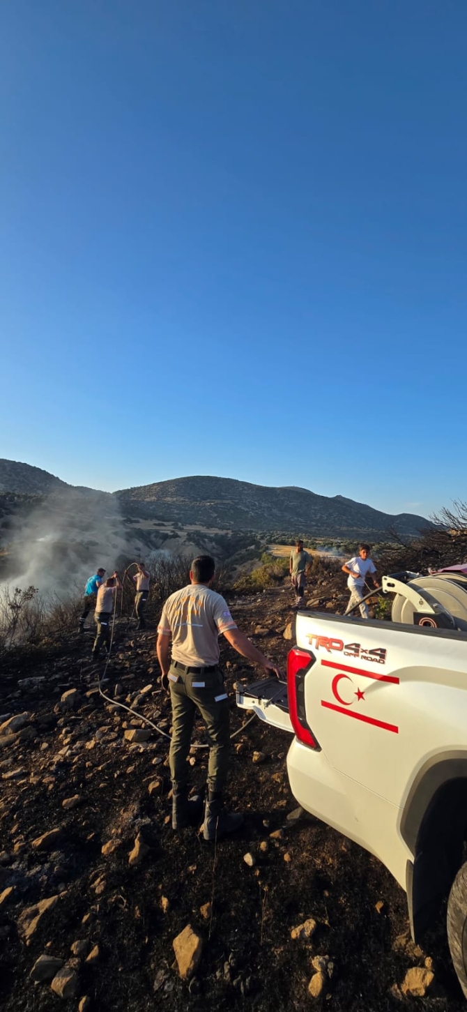 Avtepe-Kuruova köyleri arasında çıkan yangın kontrol altına alındı, Sivil Savunma ekipleri soğutma çalışması yapıyor