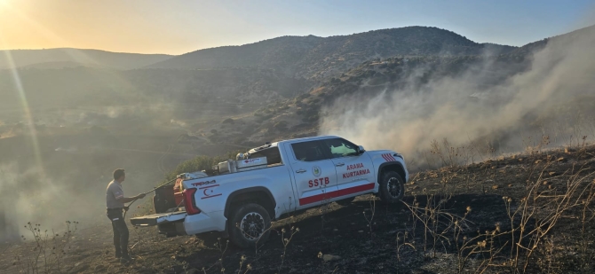 Avtepe-Kuruova köyleri arasında çıkan yangın kontrol altına alındı, Sivil Savunma ekipleri soğutma çalışması yapıyor