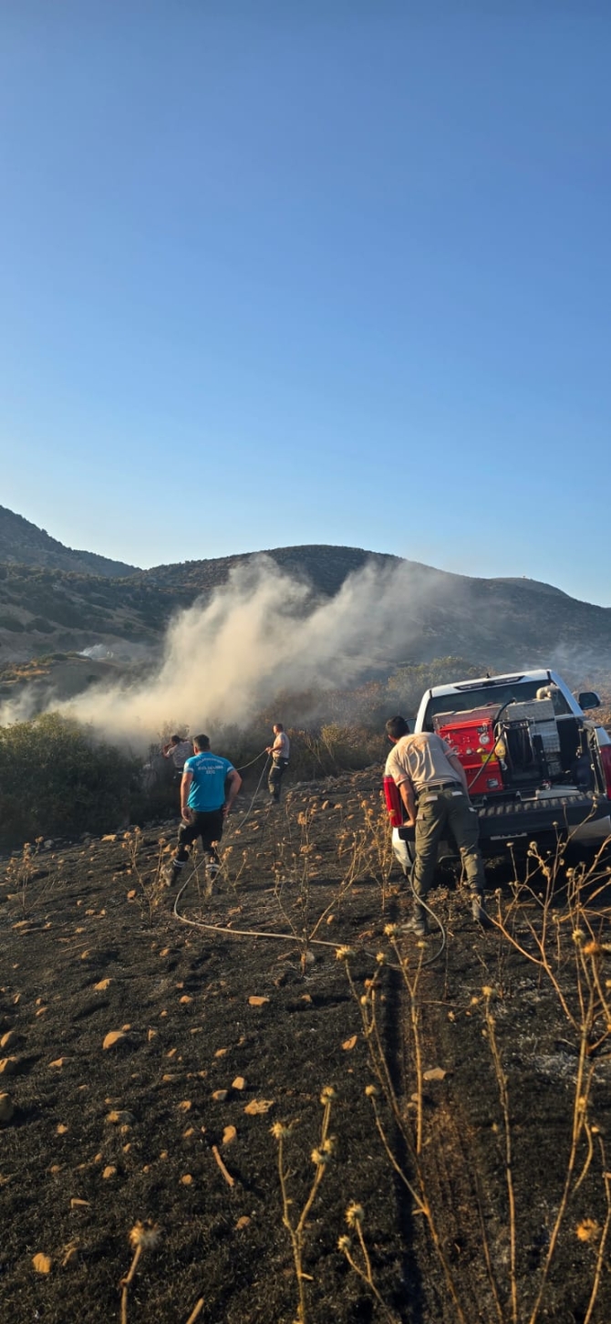 Avtepe-Kuruova köyleri arasında çıkan yangın kontrol altına alındı, Sivil Savunma ekipleri soğutma çalışması yapıyor