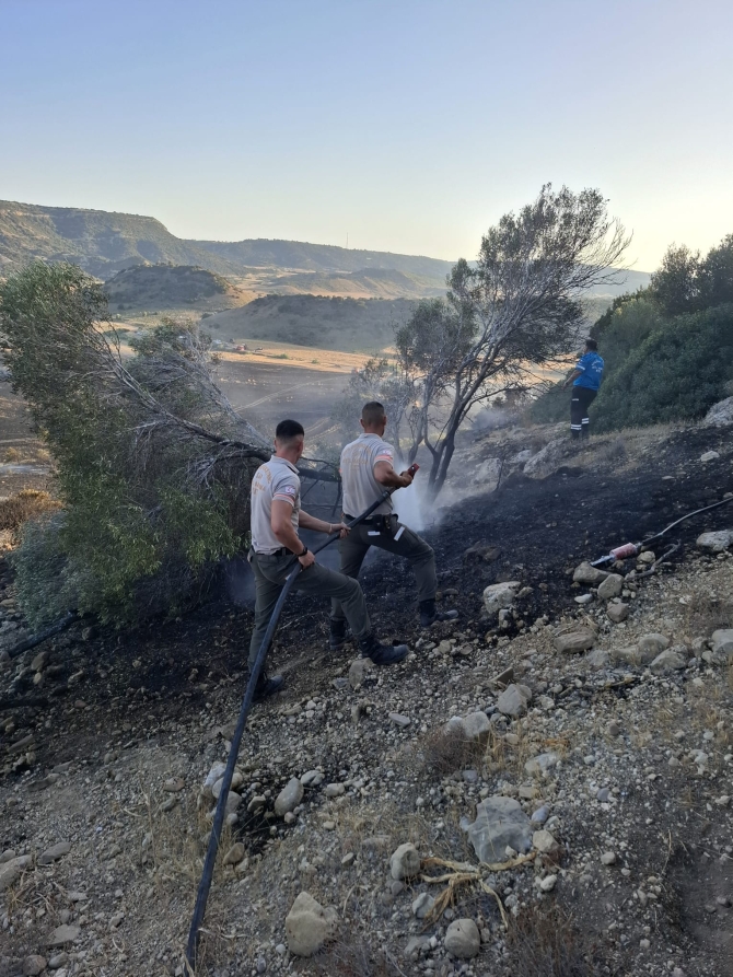 Avtepe-Kuruova köyleri arasında çıkan yangın kontrol altına alındı, Sivil Savunma ekipleri soğutma çalışması yapıyor