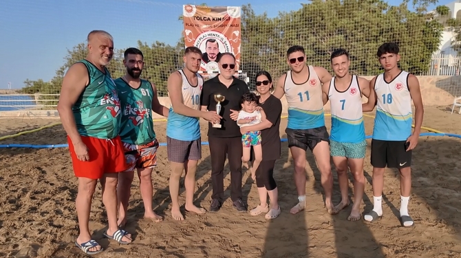 Öztürkler, Tolga Kınacı anısına düzenlenen Plaj Hentbol Turnuvası’nın ödül törenine katıldı