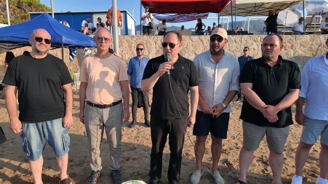 Öztürkler, Tolga Kınacı anısına düzenlenen Plaj Hentbol Turnuvası’nın ödül törenine katıldı