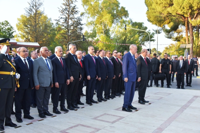 20 Temmuz Barış ve Özgürlük Bayramı kutlamaları… Lefkoşa Atatürk Anıtı önünde tören düzenlendi