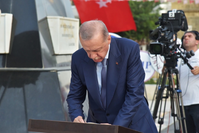 20 Temmuz Barış ve Özgürlük Bayramı kutlamaları… Lefkoşa Atatürk Anıtı önünde tören düzenlendi