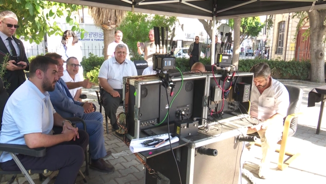 “Ayşe Tatile Çıktı” filminin çekimleri tüm hızıyla devam ediyor…Büyükelçi Başçeri ile Bakan Arıklı, film setini ziyaret etti