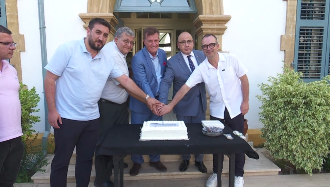 “Ayşe Tatile Çıktı” filminin çekimleri tüm hızıyla devam ediyor…Büyükelçi Başçeri ile Bakan Arıklı, film setini ziyaret etti