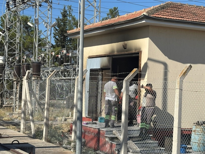 Güneşköy Trafo Merkezi’nde temizlik, arızalı kısımların ayrılması ve sistemin yeniden devreye sokulması çalışmaları yapılıyor