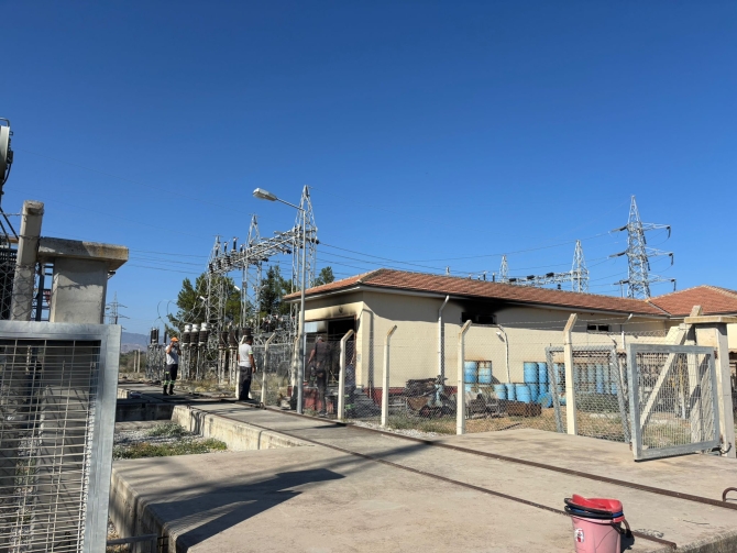 Güneşköy Trafo Merkezi’nde temizlik, arızalı kısımların ayrılması ve sistemin yeniden devreye sokulması çalışmaları yapılıyor